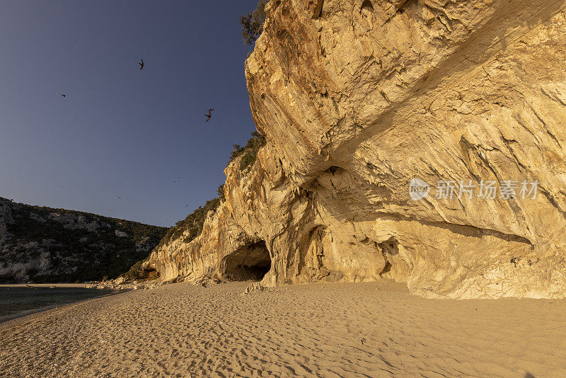 意大利撒丁岛的Cala Luna洞穴。